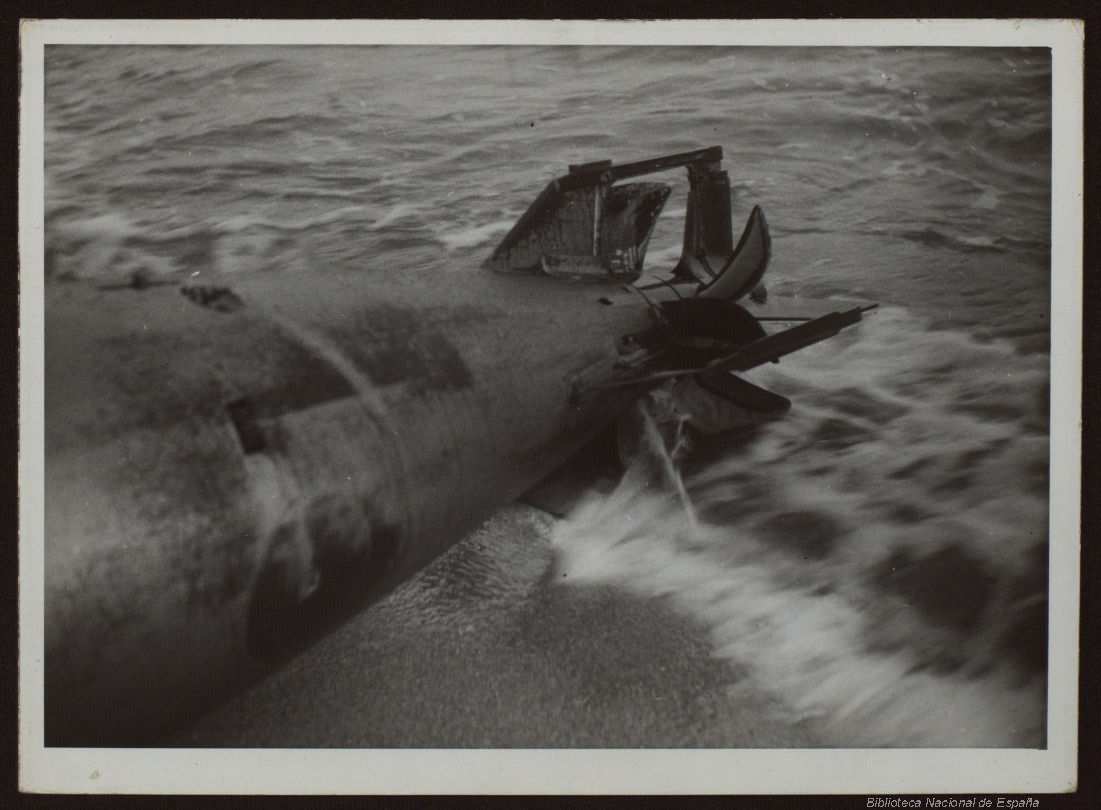 Vista del torpedo varado en la playa de Lloret de Mar