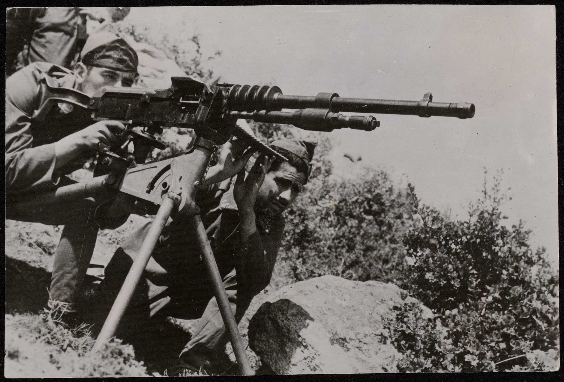 Soldats amb una metralladora