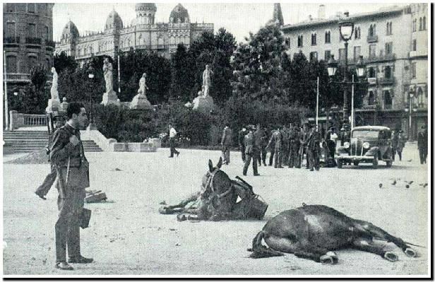 Imagen de la Plaza de Cataluña tras los combates del 19 de julio de 1936