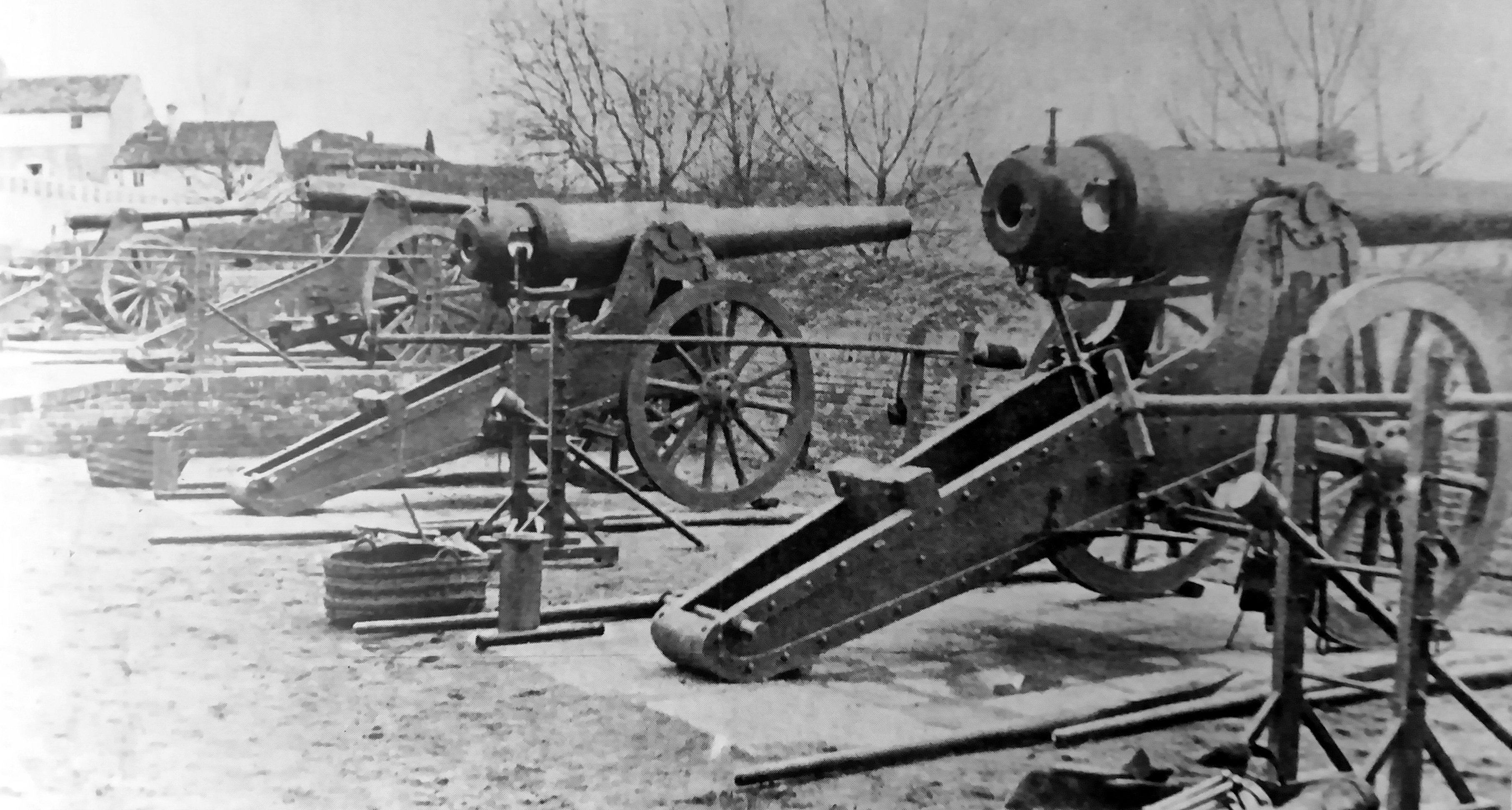 Dos cañones de Acero Krupp Modelo 1875 (en primer plano)