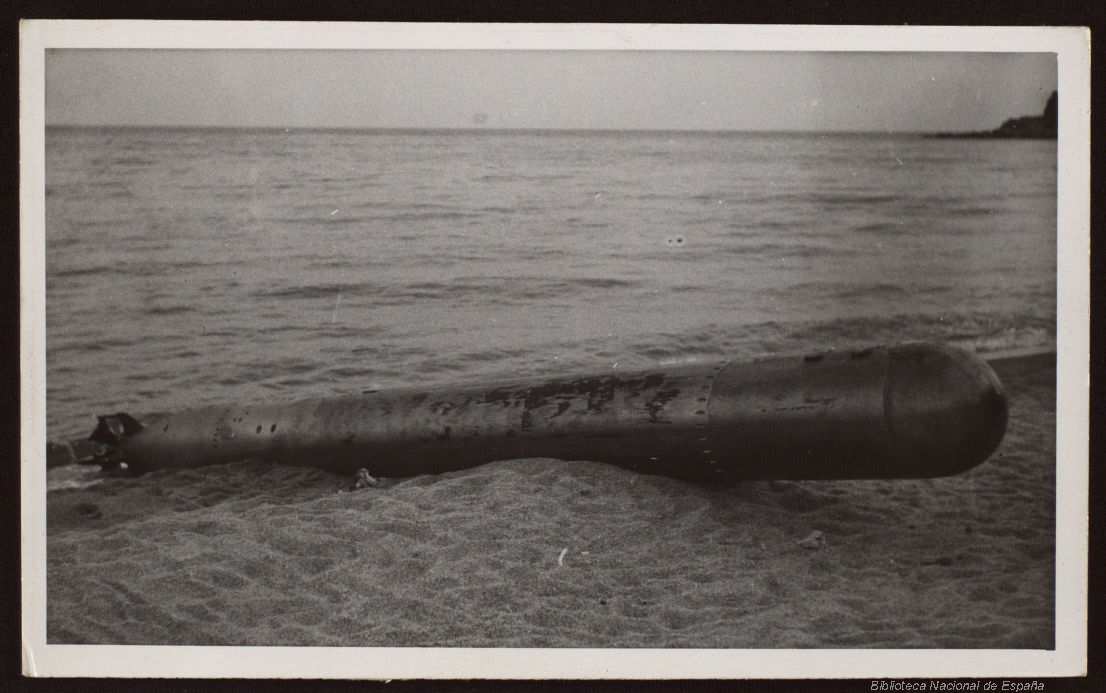 Vista del torpedo varado en la playa de Lloret de Mar