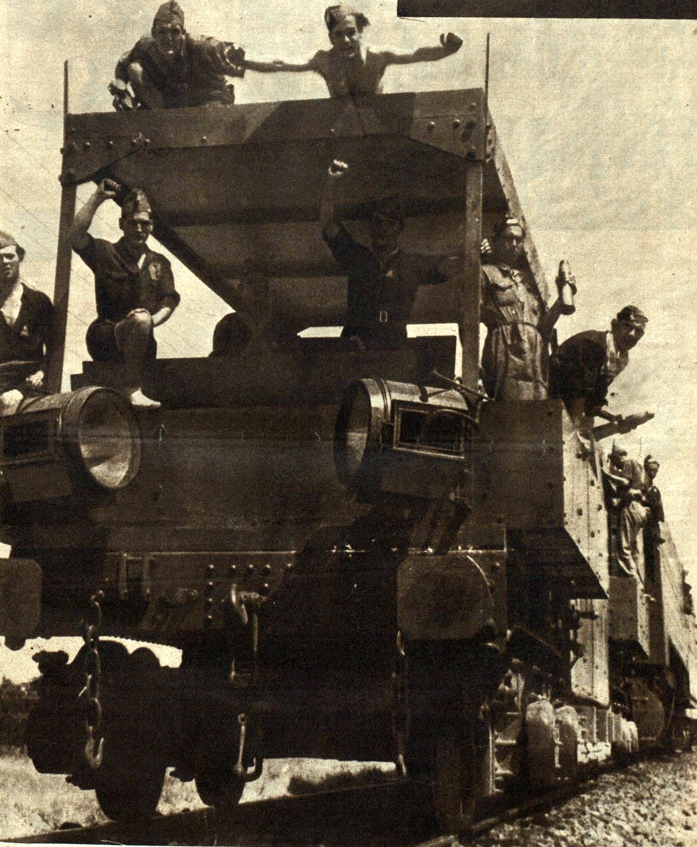 Imagen de un tren blindado a principios de la guerra
