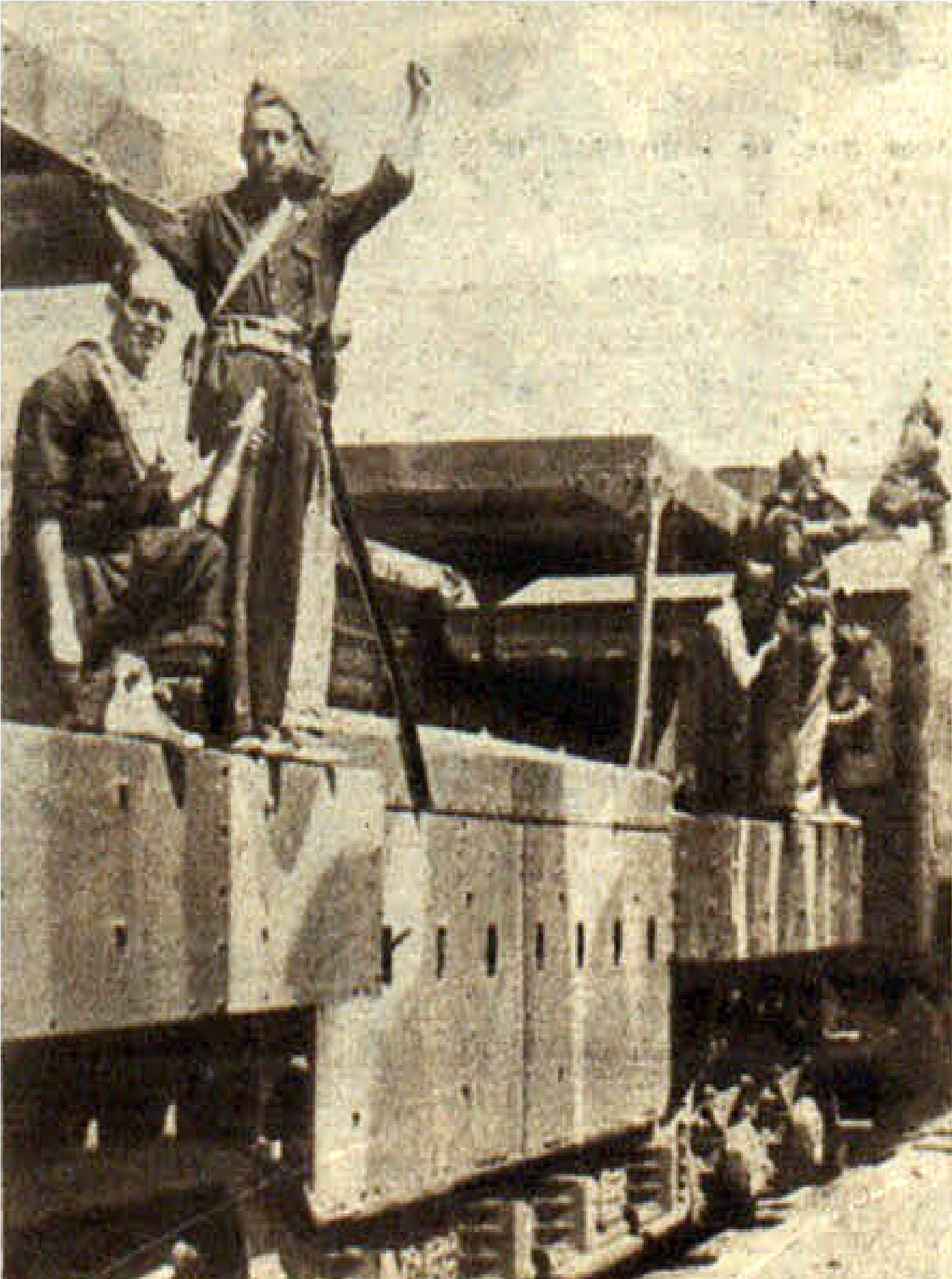 Imagen de un tren blindado y milicianos a principios de la guerra