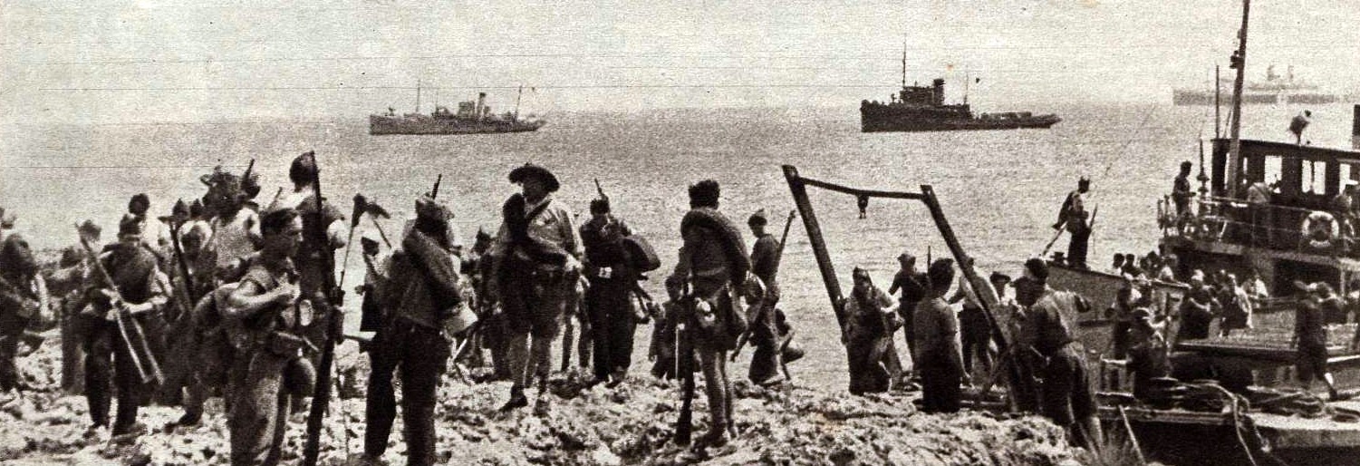 Milicianos desembarcados con barcos de la Flota republicana de fondo